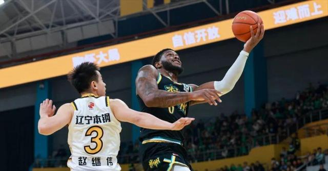 CBA辽宁队主场战胜青岛，保持不败纪录