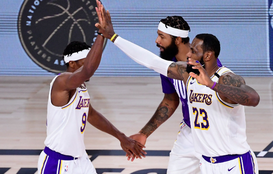 NBA总决赛第一场鏖战今晚上演，湖人vs公牛谁能笑到最后？