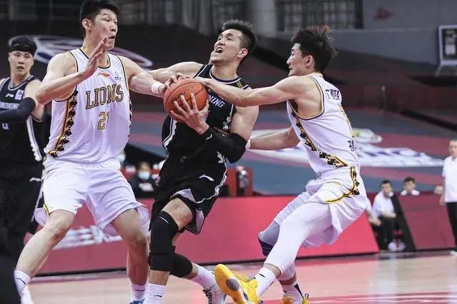 半岛体育-广西队近战实况曝光：经验老将带队跻身争冠行列