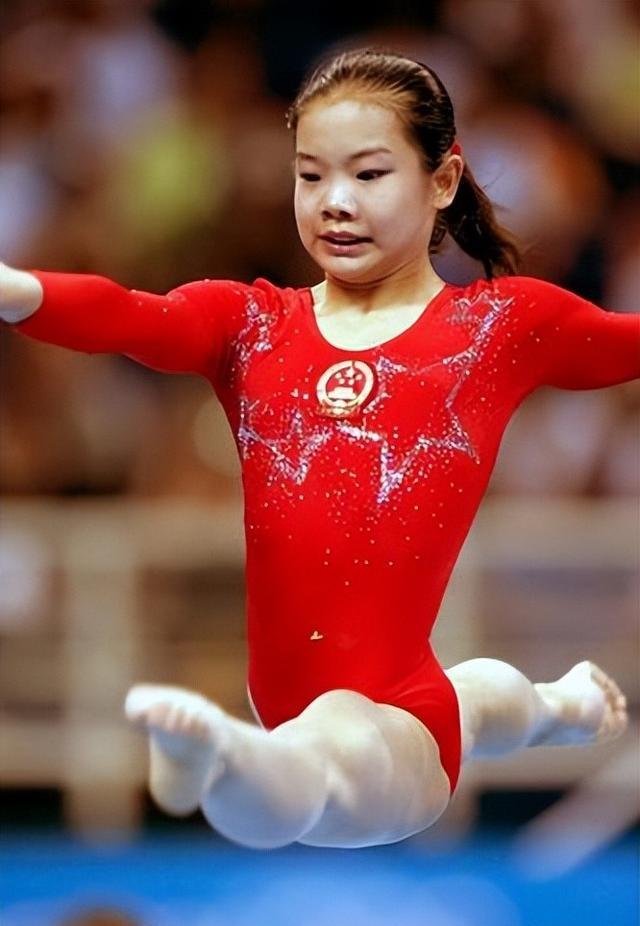 半岛体育-精彩时刻：女子体操比赛赢得满堂彩