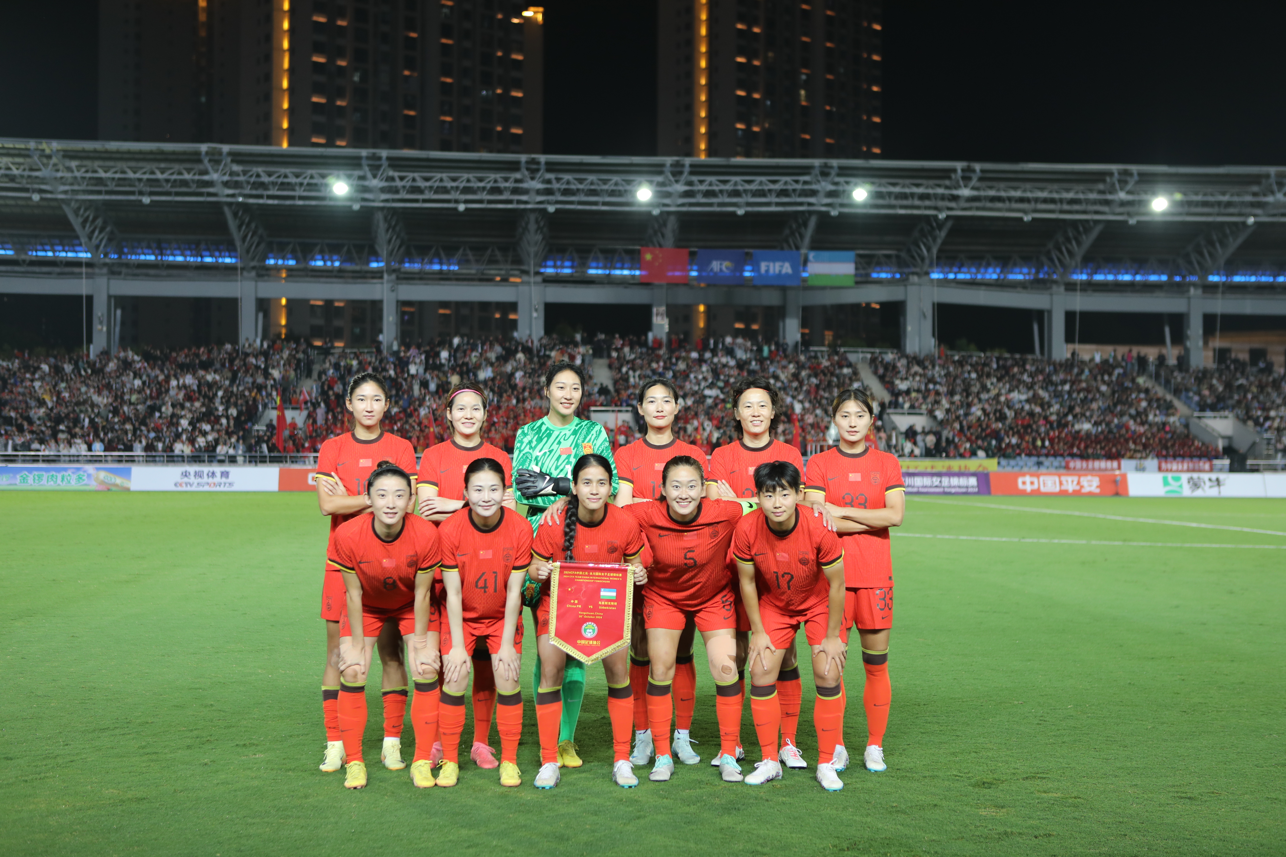 半岛体育-精英女足选手赛场风采吸引无数观众