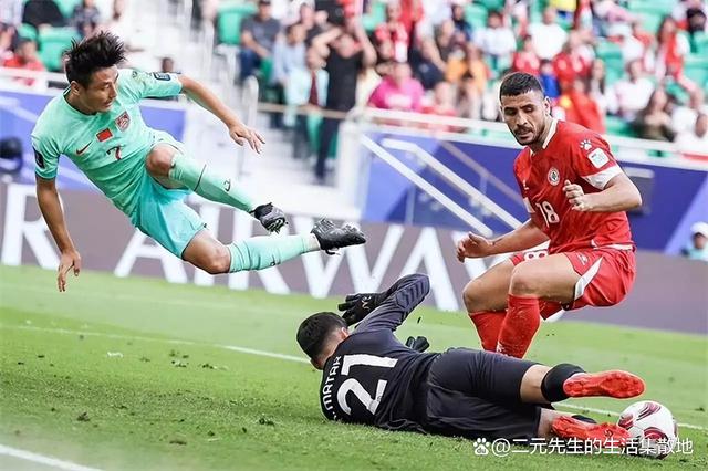热门球队激战中，国内足球赛事成焦点